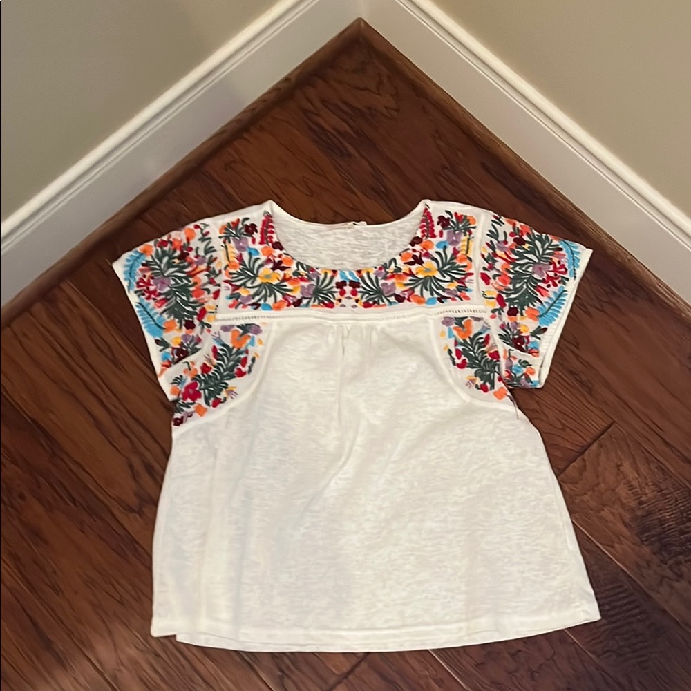 Easel boutique brand. White Embroidered Floral Top